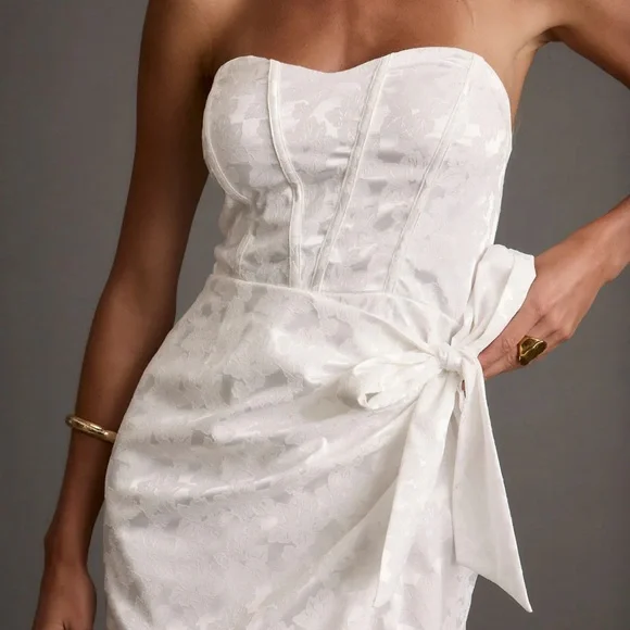 Elegant White Strapless Dress - Picture 3 of 4